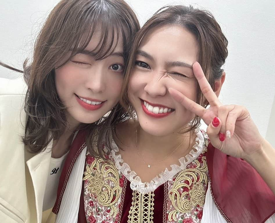 松井珠理奈のインスタグラム：「ありがとういんく😉❤️ 姉さんが緊張している私を 明るく励ましてくれて安心させてくれました💜🤍  トップバッターのソロステージも観てたんだけどね☺️ 姉さんの歌が好きすぎる🎤✨ みえぴずに仲間入りしたい🫶🏻  「Life -風に吹かれて-」を聴いた時は感動して涙が溢れました😭😭😭  私もいつか姉さんみたいに可愛いママになって歌い続けたいなぁって思いました☺️❤️  あぁ🫶🏻また姉さんと一緒に歌える日が来ますように…🌠  #大好き  #幸せ  #ありがとう #アイドル  #シンガーソングライター  #佐藤実絵子  #姉さん  #1期生  #15周年  #ママ」