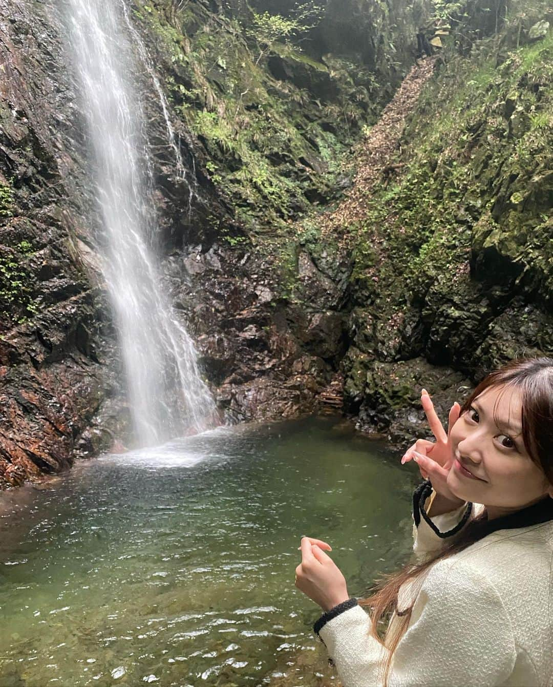 出町杏奈さんのインスタグラム写真 - (出町杏奈Instagram)「滝行った日🍁 都内唯一の滝百選だかに選ばれてるんだって！！！」10月9日 22時53分 - annnna_44