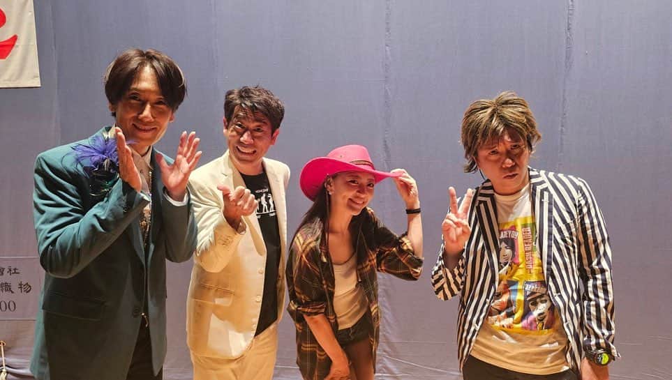 のインスタグラム：「ものまねDREAMLIVE in愛媛🍊 砥部町と西予市で2日間の公演でした🎵🎤 原口さん、ホリさん、ビューティーさんのこの4人は珍しい組み合わせですねぇ😏 地元とゆうのもあり友達や知り合いも沢山来てくれて本当にありがと〜🩷 そして疲れ切った身体を大好きな久米の湯が私を癒してくれました♨️ 本当にお湯が最高なんです👍 オネェージャーも絶賛してくれました♨️ また、ねんりんピックでも帰ってくるので皆んな会いにきてね🍊 愛媛のみんな大大大大好きだよ❤️ #ものまねDREAMLIVE #原口あきまさ　さん #ホリ　さん #ビューティーこくぶ　さん #砥部町文化会館ふれあいホール  #西予市文化会館  #ものまねみかん  #ありがとう」