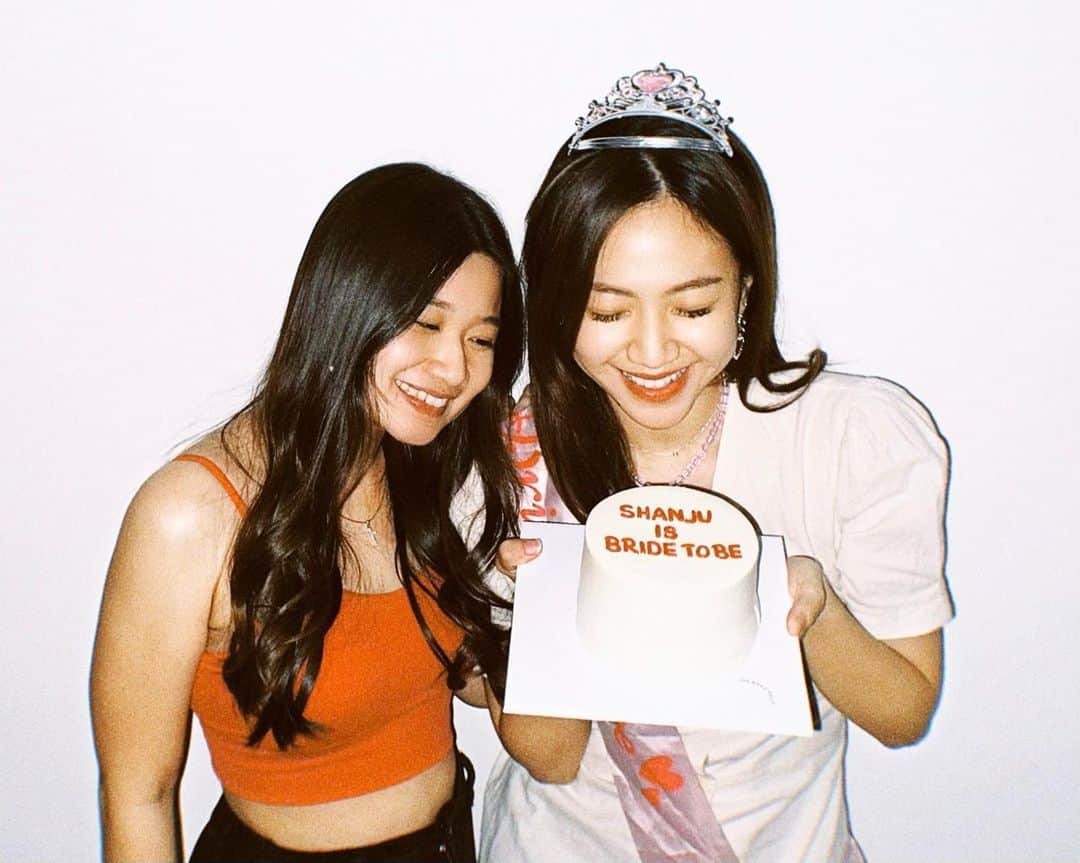 のインスタグラム：「I've been friends with you for 12 years, and look at you now, good luck until your wedding day. I love you🤍」