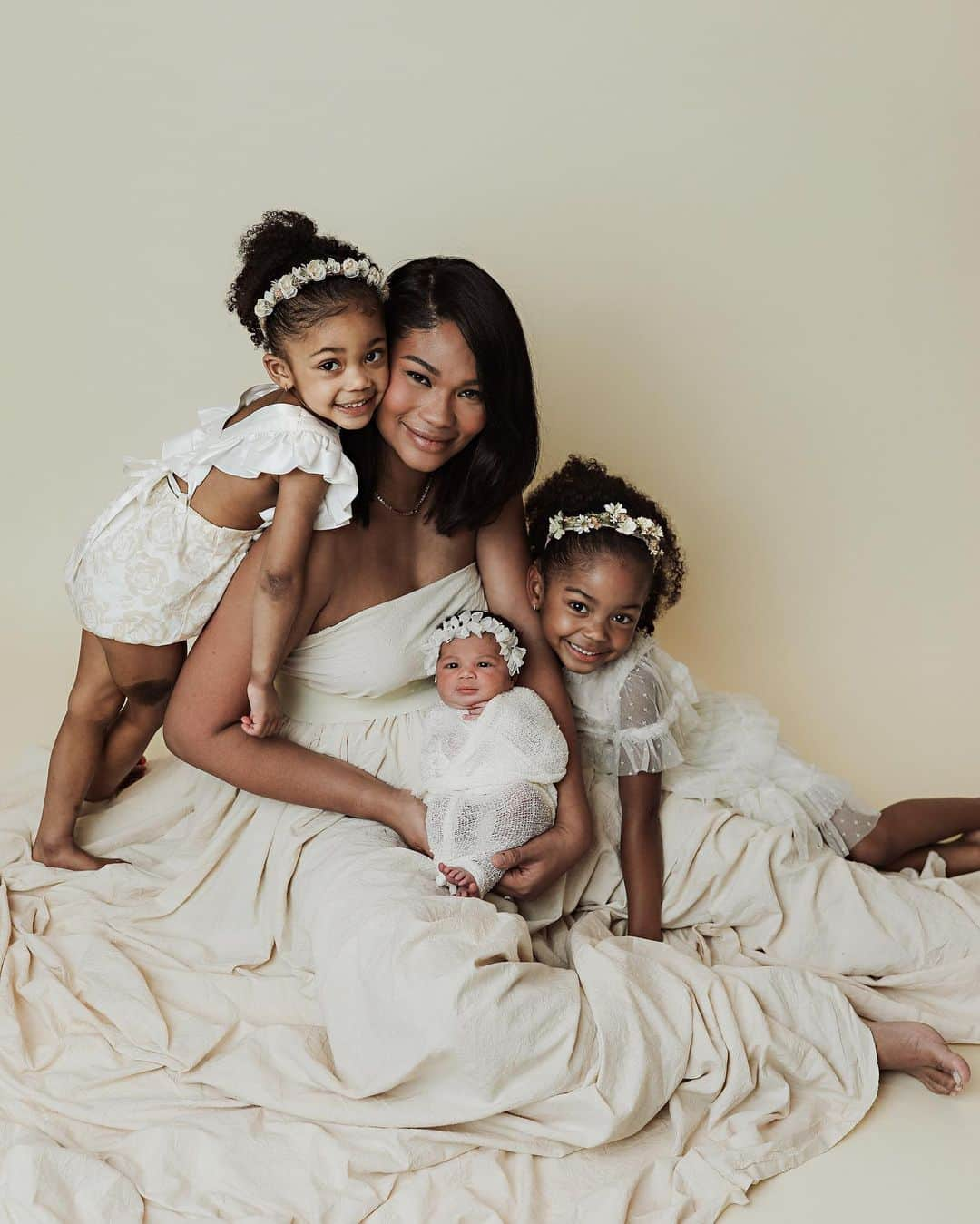 シャネル・イマンのインスタグラム：「Mommy of 3 little angels 👼🏽🎀👼🏽🎀👼🏽🎀 📸 @patty.othon 🙏🏽」