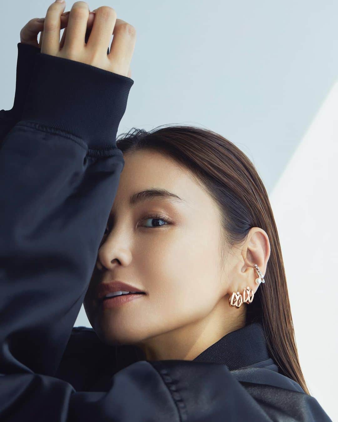 長山一樹のインスタグラム：「最新号のVERY NAVYにてMIKIMOTOのページを撮影させて頂きました。  @verynavy_official  @official_mikimoto  Model @makikotakizawa  Stylist @jewelryconcierge_m  Hair @hori_0227  Make @naoykwatnb  Editor @shokos30 @miwako_yuzawa_arakawa  Photographer @kazuki_nagayama   #verynavy  #mikimoto  #jewelryphotography  #写真  #ポートレート  #kazukinagayama  #長山一樹」