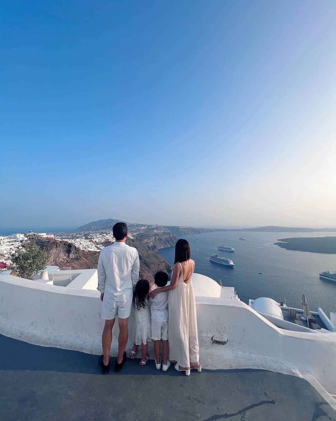 Remiのインスタグラム：「Greek isles round trip🛳🇬🇷 ギリシャの島々を巡るクルーズ旅💙 美しい島々に魅せられて、毎日が感動の連続🥹  写真はサントリーニ島にて。 素敵なスポットでフォトツアーをしてきたので、また載せていきたいと思います！ これはiPhoneの写真だけど、プロの腕で綺麗に撮れた🤍  thank you📷  @vivianbali_photography  ------------ 📍#Santorini #Greece #🇬🇷  ⚓️Norwagian @norwegiancruiseline  🛳Breakaway 👨‍👩‍👧‍👦 @hh.channel2023  🗓 2023.10.3-13  #サントリーニ島 #ギリシャ旅行 #ギリシャクルーズ #クルーズ旅  #ノルウェージャン #ヨーロッパクルーズ #地中海クルーズ #エーゲ海クルーズ #子連れクルーズ #子連れ旅行 #santoriniisland #santorinigreece #norwegian #norwegiancruiseline #norwegianbreakaway #cruise #cruiselife #familycruise #remi_world2023」