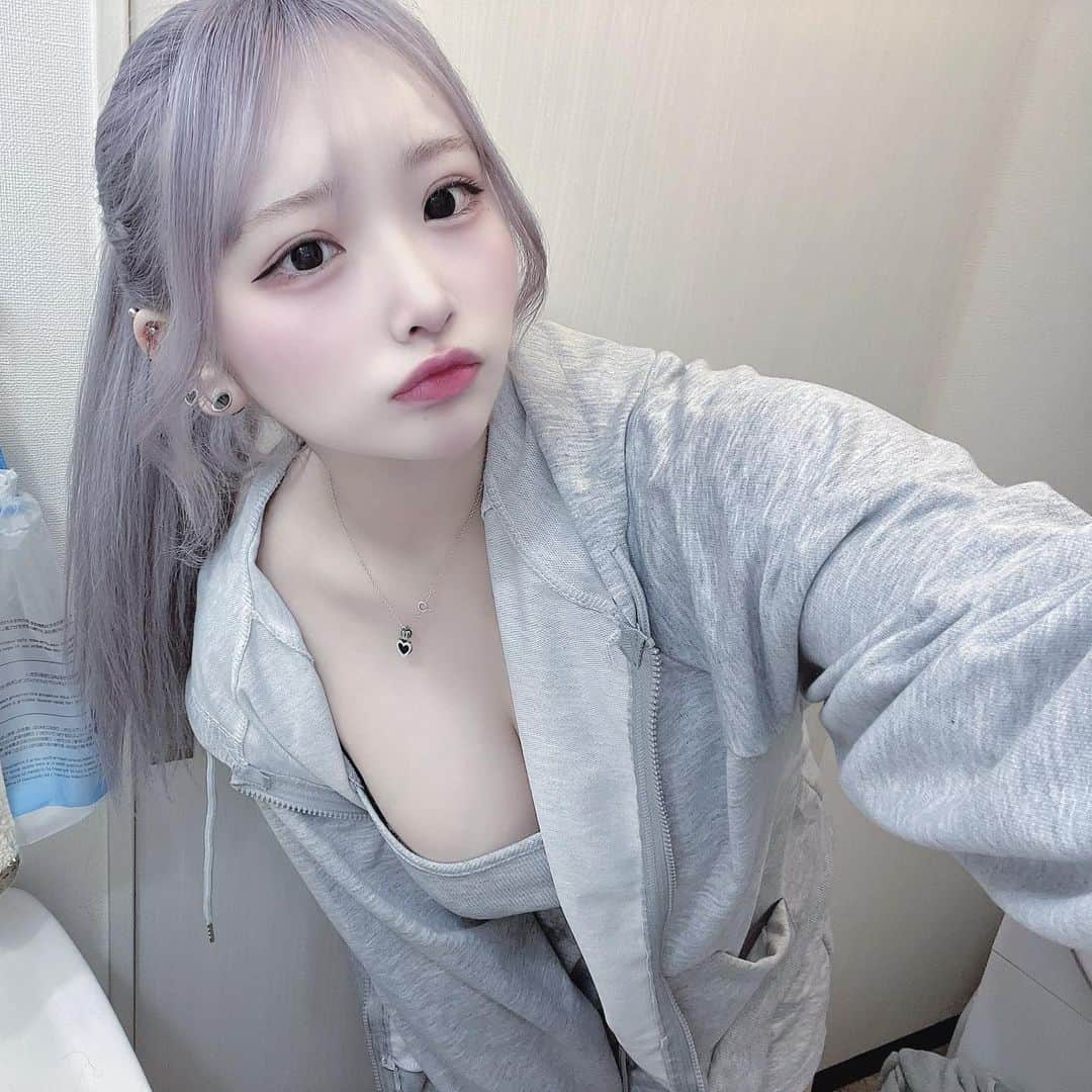 もいちゃんのインスタグラム：「. . ぽにてーるっ .  #ハイトーン  #ハイトーンカラー  #ショートヘア  #ショートボブ  #韓国ヘア  #韓国ファッション #韓国メイク  #純欲メイク  #自撮り  #ピアス #舌ピ  #軟骨ピアス #ヘリックス #アンテナヘリックス #インナーコンク #トラガス #拡張ピアス」