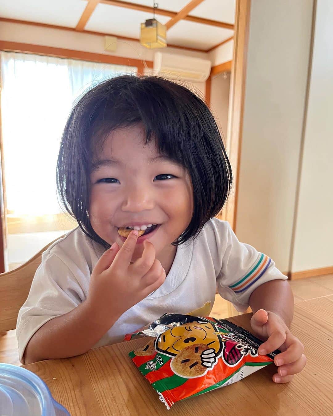 aco.さんのインスタグラム写真 - (aco.Instagram)「📷2023.10.6  #3歳11ヶ月   4年間伸ばし続けていた髪を ついに切りました💇‍♀️  娘と選んだ「こんな感じ」のボブに切ってもらったけど 3年間ほど髪をくくり続けていたからか （特にここ最近はずっと三つ編みしていたし） 癖が強くて美容師さんも苦戦していました😂  切った翌日のこの写真の時は これでもかなり収まりが良かった方  日に日にウェーブ？が出てきて収まらず 『キノピオ』か、はたまた『すち子』か、 っていうヘアスタイルです😂  段々と癖が伸びるのか分からないけど （美容師さん曰く、髪が伸びると 　重みで広がりにくくなるのもあるとか） 娘も短い髪を気に入っているし （気に入ってくれてほんと良かったー！ 　切ったはいいけど嫌とか言い出したら 　どうしようかと思ってました！） 爆発ヘアもこのサイズ感の頃なら可愛い気もするので 楽しもうと思います笑  ※何度も言いますが 　この写真はとっても収まっているので 　段々と広がる様をまたお楽しみ下さい笑  髪を切ったら何となくですが より無邪気で子供らしく見えます  最後のpic おにぎりせんべいを おにぎりみたいな顔で食べていて ぷぷっとなりました . . . 明日は娘、4歳の誕生日  ちょうどヘアドネーション先に 髪の毛を送る準備ができたので 明日、幼稚園の後に 娘と郵便局に出しに行く予定です  たまたまだけど 誕生日にいい記念になりました☺️ . . . . . #aco子育て記録 . #ヘアドネーションしました #明日で4歳 #庭のある暮らし #緑のある暮らしを楽しむ #グリーンのある暮らしを楽しむ #季節を楽しむ暮らし #ムクリ #マイホーム #木の家 #平屋 #平屋建て #平屋暮らし #こどものいる暮らし #こどもと暮らす #子育てを楽しむ #3歳 #3歳女の子 #10月生まれ #幼稚園児 #こどものいる暮らし #こどもと暮らす #子育てを楽しむ  #11歳差子育て #年の差兄妹 #年の差育児  #暮らしを楽しむ家づくり #暮らしの記録 #日常の記録 #日常を楽しむ #日常を楽しく .」10月9日 22時56分 - aco.chaaaaan
