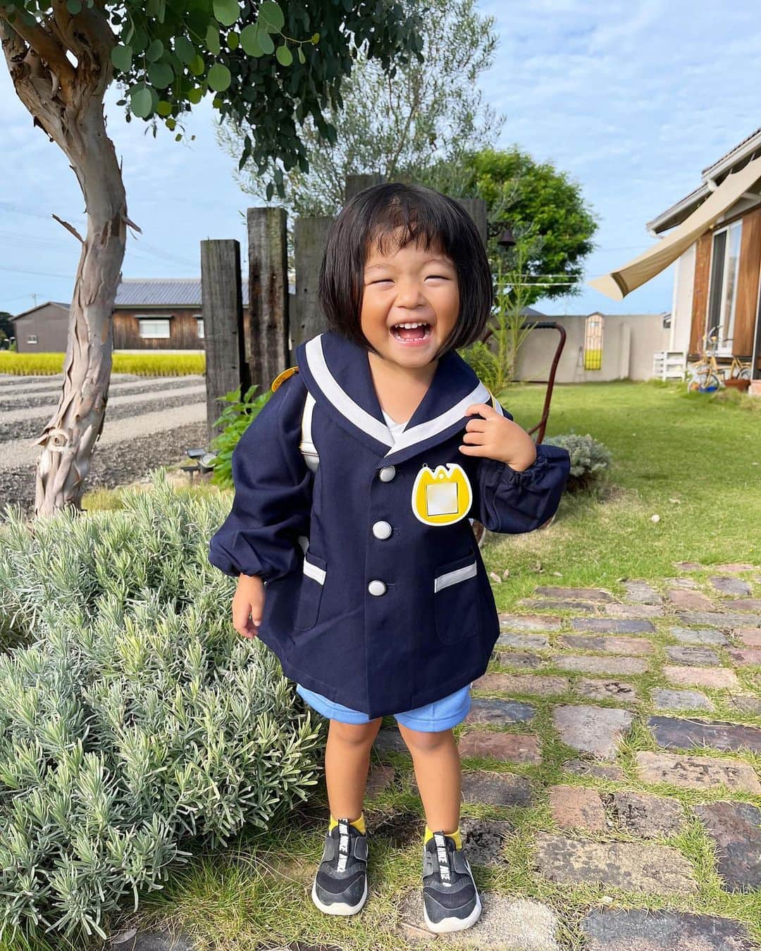 aco.さんのインスタグラム写真 - (aco.Instagram)「📷2023.10.6  #3歳11ヶ月   4年間伸ばし続けていた髪を ついに切りました💇‍♀️  娘と選んだ「こんな感じ」のボブに切ってもらったけど 3年間ほど髪をくくり続けていたからか （特にここ最近はずっと三つ編みしていたし） 癖が強くて美容師さんも苦戦していました😂  切った翌日のこの写真の時は これでもかなり収まりが良かった方  日に日にウェーブ？が出てきて収まらず 『キノピオ』か、はたまた『すち子』か、 っていうヘアスタイルです😂  段々と癖が伸びるのか分からないけど （美容師さん曰く、髪が伸びると 　重みで広がりにくくなるのもあるとか） 娘も短い髪を気に入っているし （気に入ってくれてほんと良かったー！ 　切ったはいいけど嫌とか言い出したら 　どうしようかと思ってました！） 爆発ヘアもこのサイズ感の頃なら可愛い気もするので 楽しもうと思います笑  ※何度も言いますが 　この写真はとっても収まっているので 　段々と広がる様をまたお楽しみ下さい笑  髪を切ったら何となくですが より無邪気で子供らしく見えます  最後のpic おにぎりせんべいを おにぎりみたいな顔で食べていて ぷぷっとなりました . . . 明日は娘、4歳の誕生日  ちょうどヘアドネーション先に 髪の毛を送る準備ができたので 明日、幼稚園の後に 娘と郵便局に出しに行く予定です  たまたまだけど 誕生日にいい記念になりました☺️ . . . . . #aco子育て記録 . #ヘアドネーションしました #明日で4歳 #庭のある暮らし #緑のある暮らしを楽しむ #グリーンのある暮らしを楽しむ #季節を楽しむ暮らし #ムクリ #マイホーム #木の家 #平屋 #平屋建て #平屋暮らし #こどものいる暮らし #こどもと暮らす #子育てを楽しむ #3歳 #3歳女の子 #10月生まれ #幼稚園児 #こどものいる暮らし #こどもと暮らす #子育てを楽しむ  #11歳差子育て #年の差兄妹 #年の差育児  #暮らしを楽しむ家づくり #暮らしの記録 #日常の記録 #日常を楽しむ #日常を楽しく .」10月9日 22時56分 - aco.chaaaaan