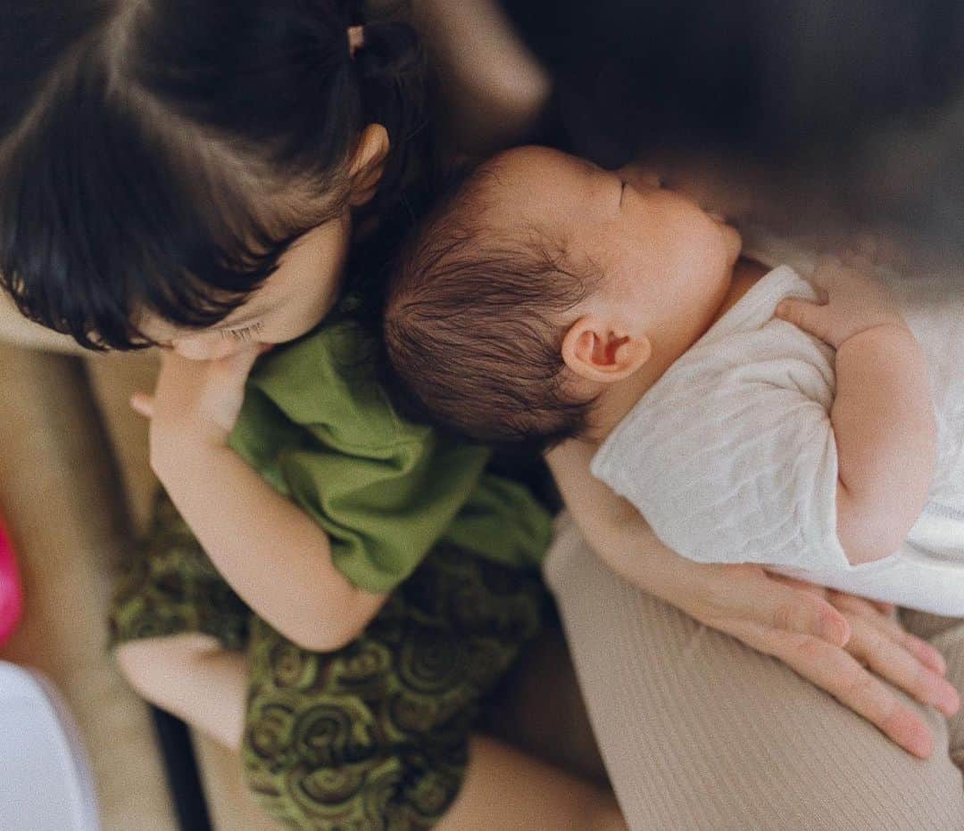 松原加奈恵さんのインスタグラム写真 - (松原加奈恵Instagram)「2人育児、睡眠不足より 上の子の気持ち❤︎のほうが複雑で大変。  今までと変わらず大好きを伝えてるつもりやけど 物理的に👧🏻とふたりっきりの時間が減って なんか常にプンプンしてる。 こんなにも愛してるのに〜〜🫶🏻🫶🏻🫶🏻  パパママ全てが自分に向いてたのが ある日突然そうではなくなるって そりゃ受け入れるのも大変よな〜 毎日頑張ってるよ、　 でも私も頑張ってるから 一緒にやってこうな🫡🫡  全姉、兄たち。 君たちは幼き頃にこの複雑な気持ち❤︎を経験してるんだね。 それだけでやっぱりあなたたちはすごいわ！ 末っ子代表より  #姉と弟#2人育児」10月9日 22時57分 - piiiiiiico