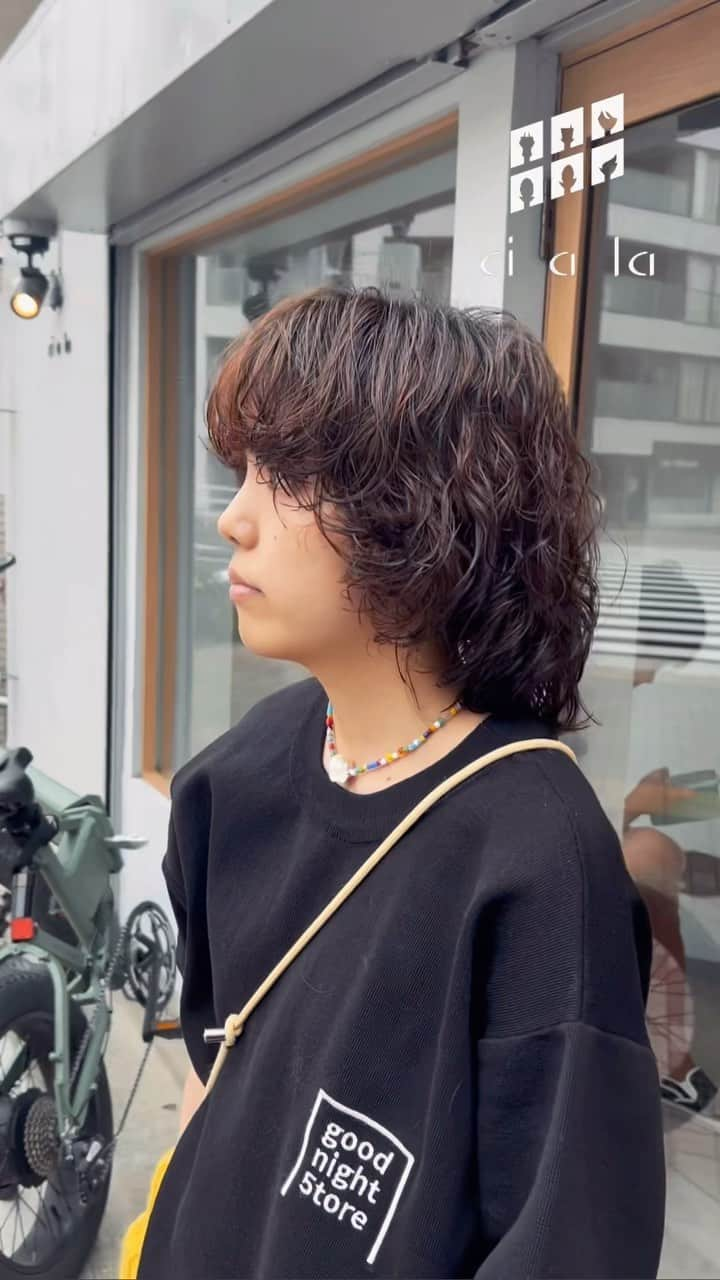 阿藤俊也のインスタグラム：「パーマをしっかりかけたウルフカット✂︎  お客様ひとりひとり似合うヘアスタイルはお任せください✨  ※好きな雰囲気のスタイルのお写真あれば ぜひ持参ください！！ 好みが伝わりやすいので、ありがたいです☺️  ◆イメージ変えたいけど、似合うか心配😥 ◆いつもどこか似合ってない気がする😥 ◆自分に似合う髪型がわからない😥 ◆自分でうまくセット出来ない😥 ◆とにかく良い感じになりたい😥  どんなお悩みでもご相談ください☺️ どんな状態からでも、素敵にします✨✨ 年齢も問わず、どなたでも  【⚠️ご予約について⚠️】 ↓↓↓↓↓↓↓↓↓↓↓↓↓ ホーム画面URLからへ 簡単にご予約可能です😊 予約がよくわからない場合は、 お電話にて確認お願い致します🤲🤲  #ショート#ショートボブ#パーマヘア#ヘアスタイル#ハンサムショート#くびれレイヤー#大人へア#ボブ#ショートカット#くびれヘア #レイヤーカット#パーマ#クセ毛カット #ウルフカット#ウルフヘア #レイヤーボブ#清澄白河#清澄白河美容室#阿藤俊也」