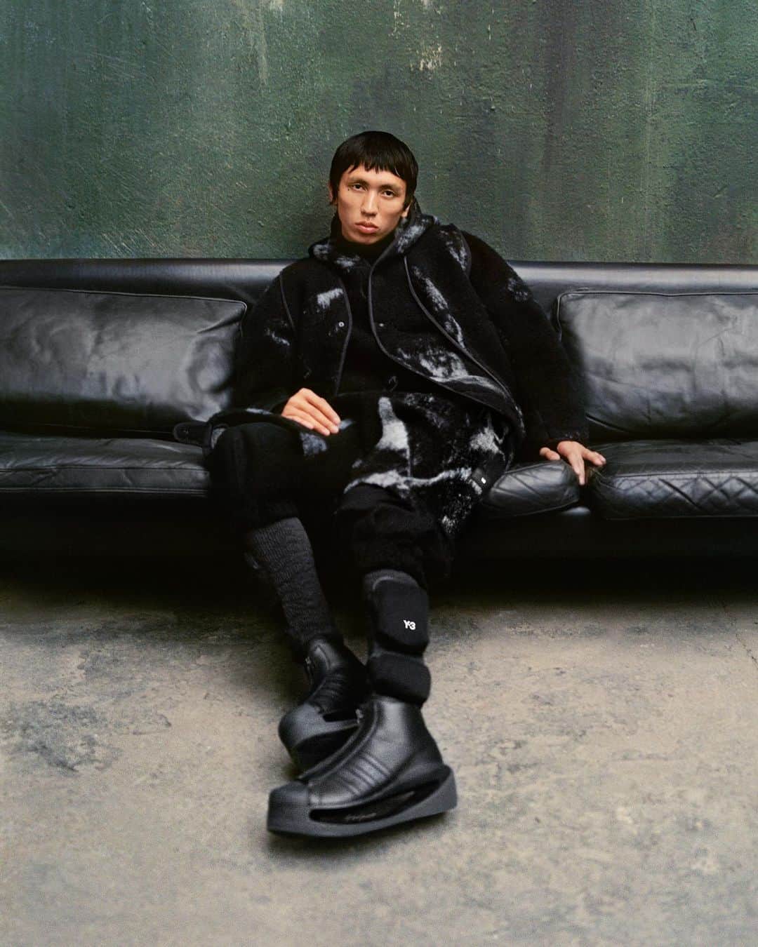 ワイスリーのインスタグラム：「Berlin Fall Winter meets Y-3.   The @adidasy3 Chapter 4 collection is available now at adidas.com/Y-3, on CONFIRMED, in store and through select retailers.   Lensed by @valeriaherklotz.   #adidas #Y3 #YohjiYamamoto」