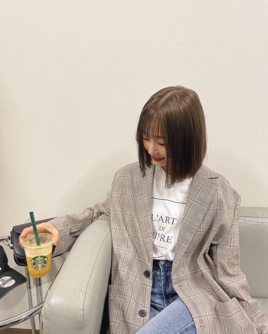 小林智絵のインスタグラム：「. . . . . もうすぐちえの生誕祭だね🌹❤️ . . . . . #ボブ #ボブアレンジ #ボブヘアアレンジ #イエベ秋 #イエベ秋メイク #イエベ #イエベメイク #チェックジャケット #ジャケットコーデ #チェックコーデ #gパン #ジーパン #ジーンズ #ジーンズコーデ #カジュアルコーデ #秋コーデ #スタバ #年齢逆行アイドル」