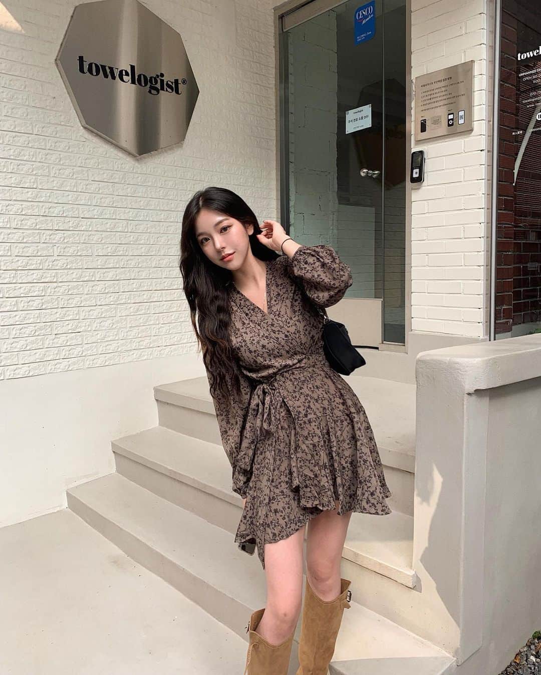 ユビンのインスタグラム：「가을 최공 🍂🤎  #모어리즈 #moreliz」