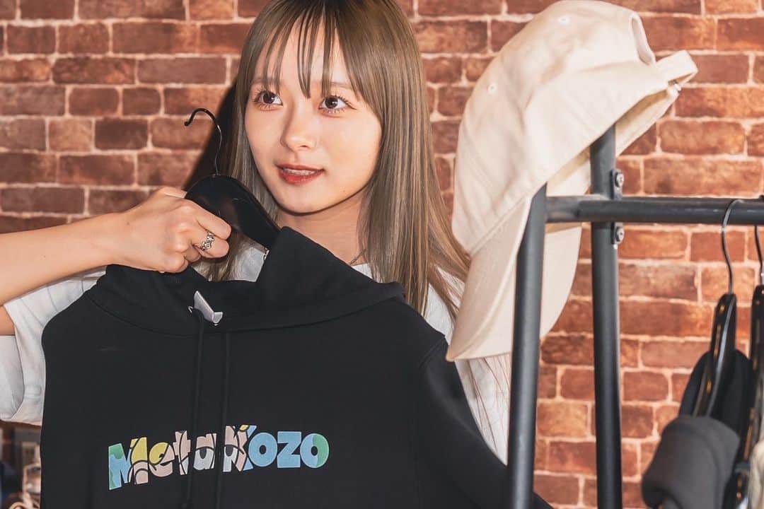 宇井優良梨さんのインスタグラム写真 - (宇井優良梨Instagram)「⁡ NFTキャラクターブランド "MetaKozo" モデルを務めさせて頂きました🙇🏻‍♀️🤍 ⁡ 秋冬めちゃくちゃにかわいいです、、、、 今年の冬はこのパーカーたちのヘビロテが決定しました。笑 こうしてまたモデルを務めさせて頂けて嬉しいです🥺 ありがとうございます！！ ⁡ 秋冬アパレルが本日21:00よりECサイトにて販売開始されました🍂 是非CHECKよろしくお願いします👩🏻‍💻🤍 おそろいしたいなあ😽 ⁡ @metakozodao  #metakozo #GENIC #宇井優良梨 キャプションを入力…」10月9日 23時04分 - yurari722