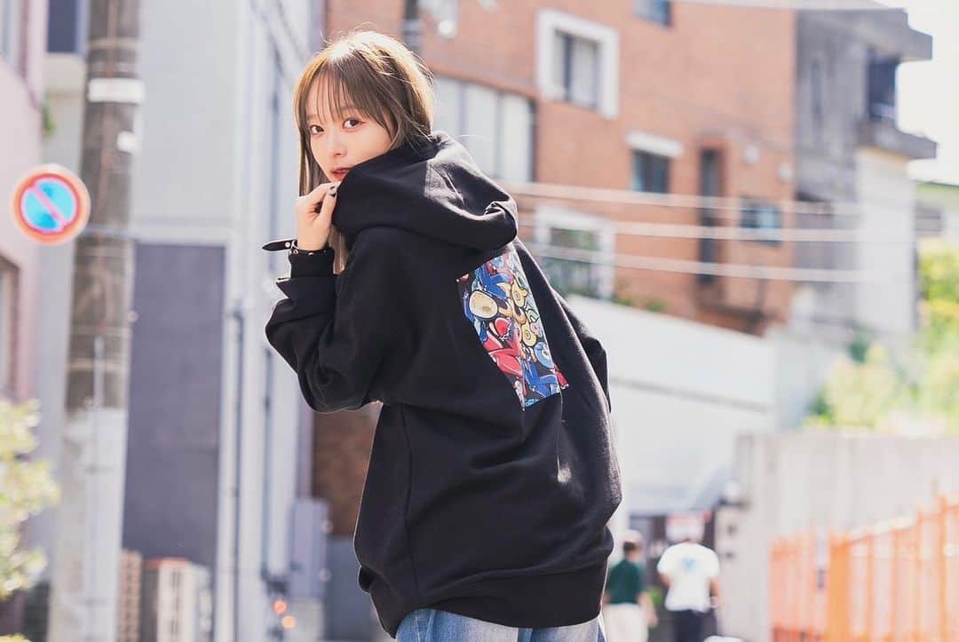 宇井優良梨さんのインスタグラム写真 - (宇井優良梨Instagram)「⁡ NFTキャラクターブランド "MetaKozo" モデルを務めさせて頂きました🙇🏻‍♀️🤍 ⁡ 秋冬めちゃくちゃにかわいいです、、、、 今年の冬はこのパーカーたちのヘビロテが決定しました。笑 こうしてまたモデルを務めさせて頂けて嬉しいです🥺 ありがとうございます！！ ⁡ 秋冬アパレルが本日21:00よりECサイトにて販売開始されました🍂 是非CHECKよろしくお願いします👩🏻‍💻🤍 おそろいしたいなあ😽 ⁡ @metakozodao  #metakozo #GENIC #宇井優良梨 キャプションを入力…」10月9日 23時04分 - yurari722