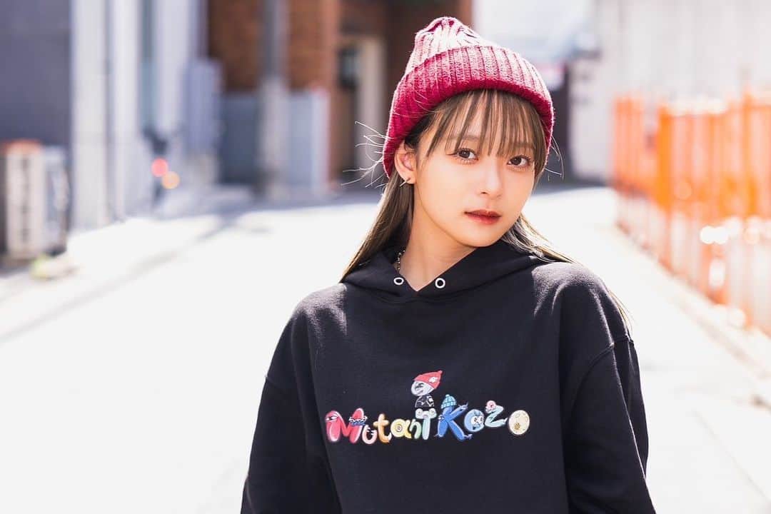 宇井優良梨さんのインスタグラム写真 - (宇井優良梨Instagram)「⁡ NFTキャラクターブランド "MetaKozo" モデルを務めさせて頂きました🙇🏻‍♀️🤍 ⁡ 秋冬めちゃくちゃにかわいいです、、、、 今年の冬はこのパーカーたちのヘビロテが決定しました。笑 こうしてまたモデルを務めさせて頂けて嬉しいです🥺 ありがとうございます！！ ⁡ 秋冬アパレルが本日21:00よりECサイトにて販売開始されました🍂 是非CHECKよろしくお願いします👩🏻‍💻🤍 おそろいしたいなあ😽 ⁡ @metakozodao  #metakozo #GENIC #宇井優良梨 キャプションを入力…」10月9日 23時04分 - yurari722