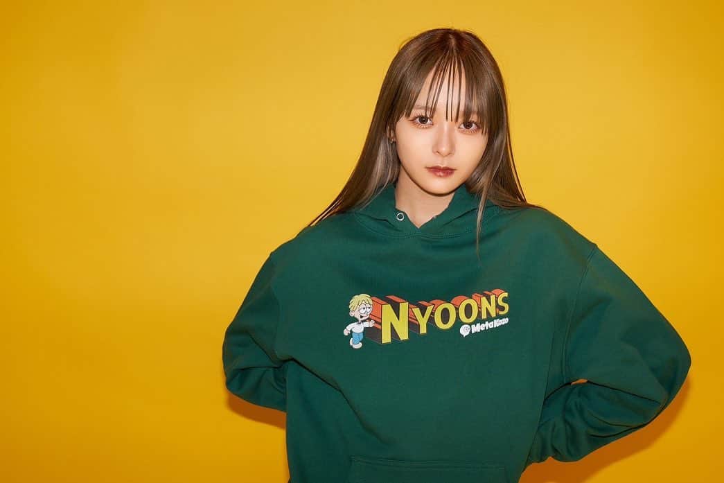 宇井優良梨さんのインスタグラム写真 - (宇井優良梨Instagram)「⁡ NFTキャラクターブランド "MetaKozo" モデルを務めさせて頂きました🙇🏻‍♀️🤍 ⁡ 秋冬めちゃくちゃにかわいいです、、、、 今年の冬はこのパーカーたちのヘビロテが決定しました。笑 こうしてまたモデルを務めさせて頂けて嬉しいです🥺 ありがとうございます！！ ⁡ 秋冬アパレルが本日21:00よりECサイトにて販売開始されました🍂 是非CHECKよろしくお願いします👩🏻‍💻🤍 おそろいしたいなあ😽 ⁡ @metakozodao  #metakozo #GENIC #宇井優良梨 キャプションを入力…」10月9日 23時04分 - yurari722