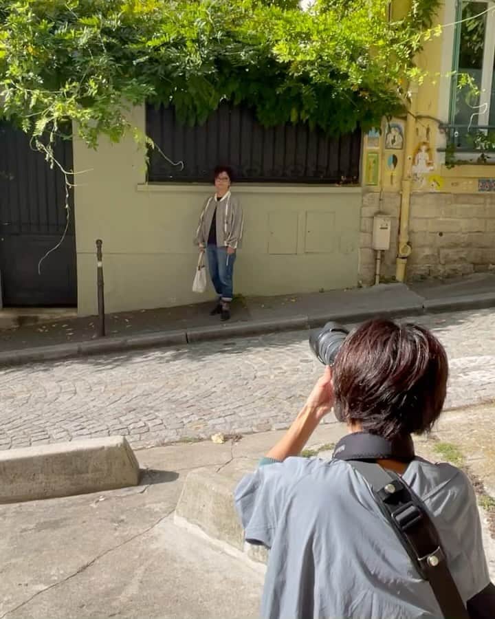 猫沢エミのインスタグラム：「本日、 @la_marine_francaise_official さん企画による @fudge_magazine の取材撮影でした。  フォトグラファーは、ボンズール時代の相棒・みかちゃん @mika_inoue_photography   このヒトは、ほっといてもいい画を撮ってくれるから、安心して任せられる。  しかしみかちゃん、素敵な大人の女性になったなぁ✨（2枚目。我ながらいい写真撮れた）。みかちゃんがパリの写真学校出たての駆け出しの頃から知ってるだけに、姐貴分としては、なんかこう、勝手にジーンとするね。  ところでみかちゃんが、なぜ「やだぁ！」と言ったかというと、「ほのかに💩の匂いが漂ってくる〜」と私が言ったから🤣撮影中に、失礼しました。現場は至って和やかです🕊️  しかし私、ちっちぇえな。  心は170cm で生きています。  #猫パリ　#猫沢エミのインターナショナル五十路ライフシフト  #猫沢エミリーパリへ行く」