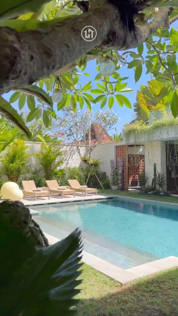 Inspirationのインスタグラム：「Esta villa é o refúgio perfeito para aqueles que buscam uma experiência de férias verdadeiramente única, combinando o melhor da natureza tropical com o luxo e o conforto.   Design @villapantaiindah  📍 Villa Pantai Indah, Indonésia 🇮🇩」