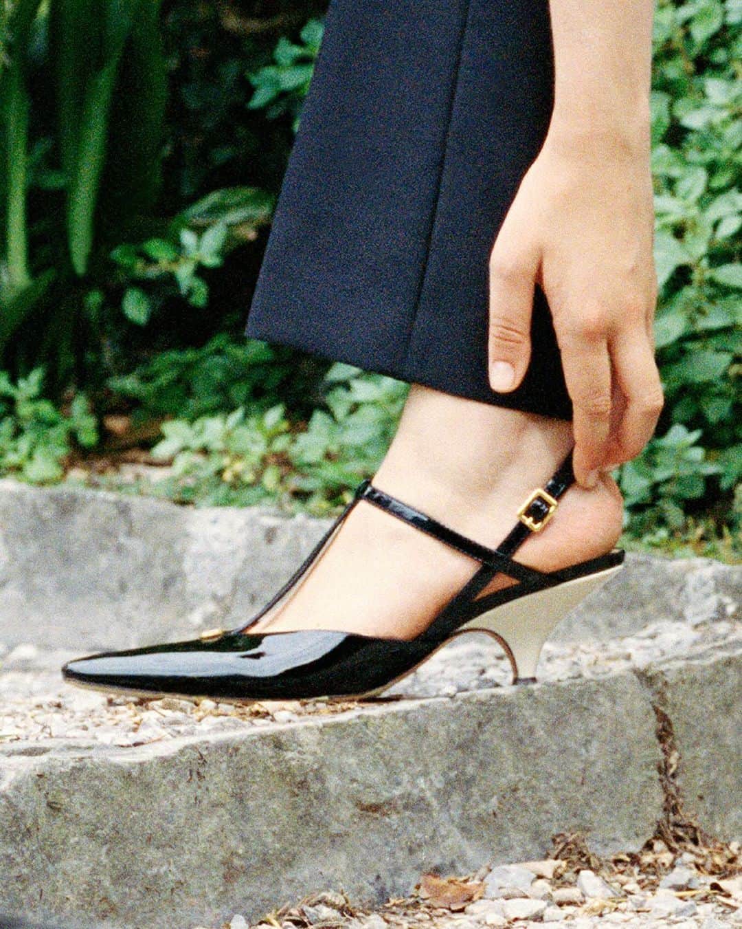 バリーのインスタグラム：「Introducing the new Katy heels for Bally Fall/Winter 2023.  Photographer: Anders Edström   #Bally #BallyFW23」