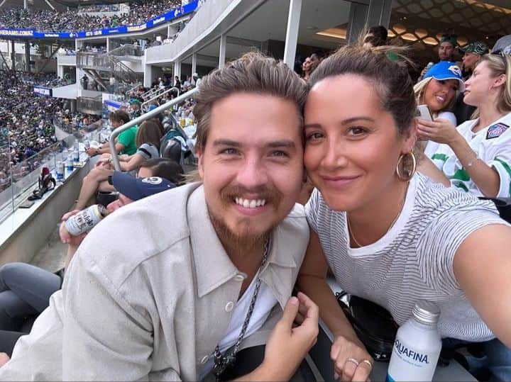 のインスタグラム：「This @dylansprouse + @ashleytisdale reunion is the energy I needed for a new week. Text an old friend today, reconnect with someone you miss 🥹  🔁 @ashleytisdale」