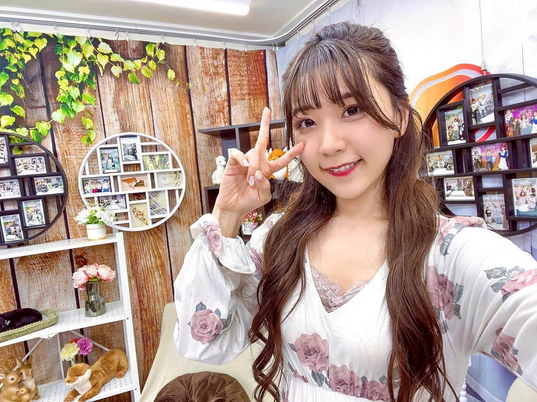 安齋由香里のインスタグラム：「2023/10/09 #縁かうんと  可愛いルームウェアと髪型。  せっかくの可愛い組み合わせだったのに あまり自撮り撮れてなくて、 もっと撮っておけばよかった〜と後悔しました。  髪飾りは服に似合うかな〜って持参したものです。 昔からあまり好みが変わってないので、 前に気に入って買った使えてなかった髪飾りが 服装と合ってこういう時に使えるのちょっと嬉しい。 柔らかい色で、お花とかレースとかリボン好きです。 今回の服も一目惚れで選びました。可愛いでしょう？」