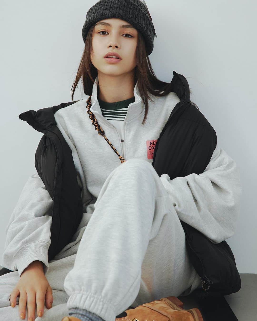 レイジブルーさんのインスタグラム写真 - (レイジブルーInstagram)「SIGNAL SPORTS 2023 AUTUMN/WINTER  時代を超えて継承される米国の遺伝子。 生まれ変わった SIGNAL SPORTS が導く 都会的で洒脱なストリートスタイル。  〈店舗にて限定ステッカー配布中！〉 RAGEBLUEの店舗にてSIGNAL SPORTSの限定ステッカー配布中！ 詳細は以下の通りです。  配布期間 : 10月6日(金)〜 (※無くなり次第終了) 配布条件 : SIGNAL SPORTS商品をお買い上げのお客様にレジにて1枚 配布店舗 : RAGEBLUE全店(※公式WEBストア.st,ZOZOTOWN,楽天は除く)  #SIGNALSPORTS #シグナルスポーツ  ————————————  WEBストアはプロフィールURLからチェック✨ ▶️ @rageblue_official   #RAGEBLUE#レイジブルー #DAILYSTANDARD #rageblue_women  #vintagelike#vintage #ニット#ニットコーデ #カジュアルコーデ#メンズコーデ #メンズファッション#coordinate  #メンズカジュアル#きれいめコーデ #秋コーデ#秋服コーデ #冬コーデ#冬服コーデ  #スウェット#スウェットコーデ  #パーカー#パーカーコーデ  #ユニセックスコーデ#ユニセックスブランド  #メンズライク#メンズライクコーデ #着回し#着回しコーデ」10月9日 23時11分 - rageblue_official