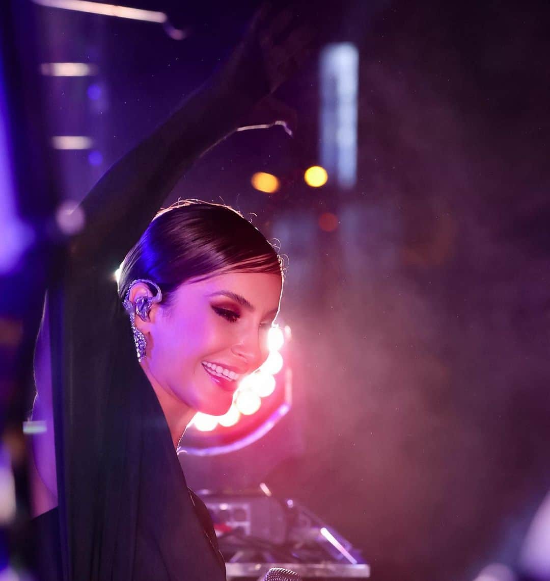 Claudia Leitteさんのインスタグラム写真 - (Claudia LeitteInstagram)「“Quando ela entra nesse transe o mundo gira  E ela pensa até que tá parada no lugar  Ela acredita que beleza contamina  E que rebolando faz o mundo suingar  E ali no meio da quadra,  No meio da multidão,  Ela sozinha feito um furacão sambava  Nem quer saber se o que veio primeiro foi a batucada ou o rebolado,  a moça começa a cantar”  Letra da minha música SAMBAH, escrita pelo mestre JOÃO NABUCO.」10月9日 23時11分 - claudialeitte