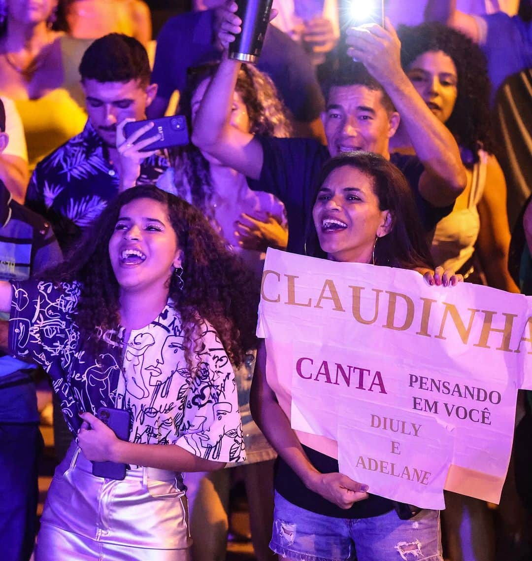 Claudia Leitteさんのインスタグラム写真 - (Claudia LeitteInstagram)「“Quando ela entra nesse transe o mundo gira  E ela pensa até que tá parada no lugar  Ela acredita que beleza contamina  E que rebolando faz o mundo suingar  E ali no meio da quadra,  No meio da multidão,  Ela sozinha feito um furacão sambava  Nem quer saber se o que veio primeiro foi a batucada ou o rebolado,  a moça começa a cantar”  Letra da minha música SAMBAH, escrita pelo mestre JOÃO NABUCO.」10月9日 23時11分 - claudialeitte