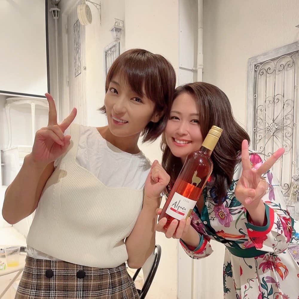 水上真理のインスタグラム：「本日は しじみちゃんの 主催イベントで 歌ってきました🥰 . しじみちゃんとは 出逢いから約20年✨ . 一緒にイベントできて とてもうれしかったなぁ✨ . しじみちゃんのお客様は 皆さま初めましてだったけど とても優しくて ライブも盛り上げてくださり 幸せな空間でした✨ . 私のために 駆けつけてくれた いつもの笑顔にも ほっとして とても心強かったよ☺️✨ . ギターの貝塚チンパンジーくんも ステキな演奏で盛り上げてくださり 共演できてうれしかったなぁ🎵 . シャンパン🍾も たくさんいただきました🥂✨ . 皆さま 本当にありがとうございます✨ . ショートムービーの 上映会もあって すごく楽しかったなぁ♡ . しじみちゃん 誘ってくれてありがとぉ💕 . また一緒にイベントしようねって 約束したの☺️ . 今から楽しみだー😆✨ . #smile  #happy  #love  #live  #ありがとう」