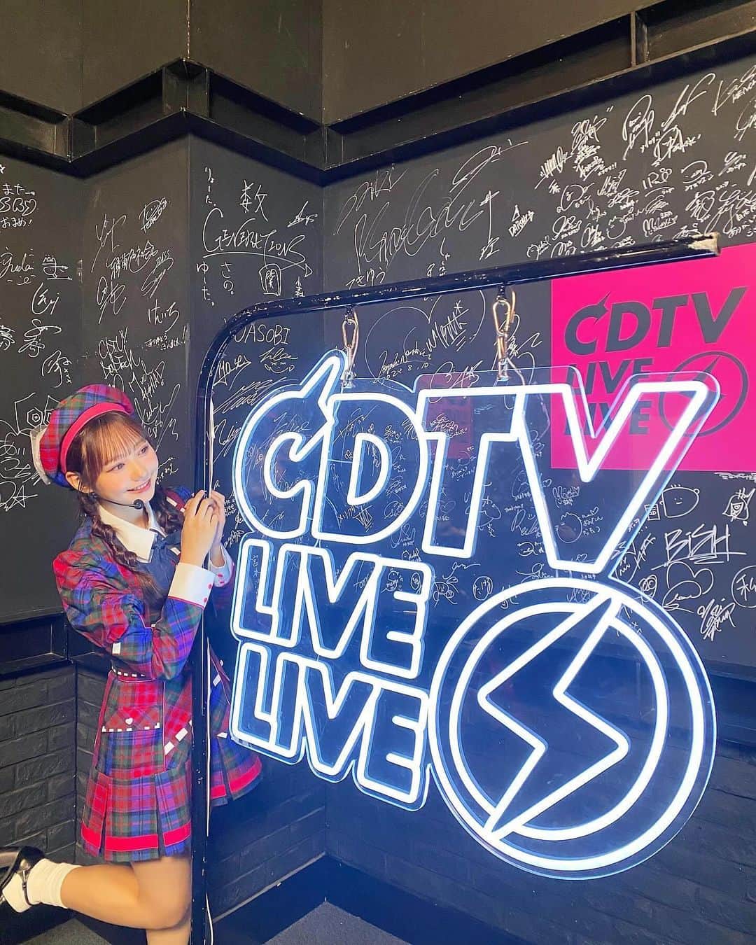大盛真歩のインスタグラム：「⚡️💖   #cdtvライブライブ ありがとうございました ︎︎︎︎︎☺︎  「アイドルなんかじゃなかったら」を披露させて頂きました！  100回目という記念すべき放送に出演させて頂けてとっても嬉しかったです！㊗️✨   #AKB48  #アイドル  #衣装  #可愛い  #ベレー帽  #みつあみ  #ヘアアレンジ   #instagood  #instadaily  #photo」