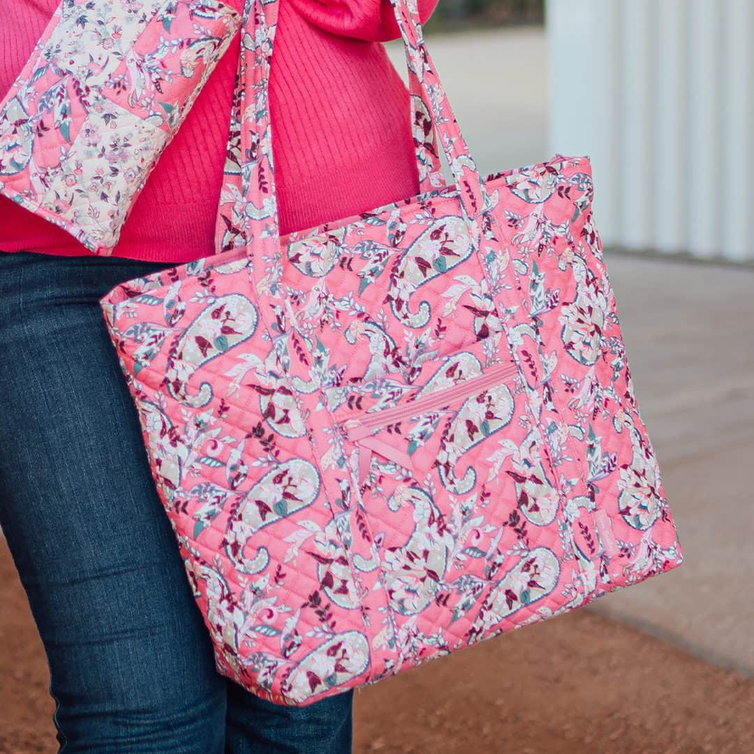 ヴェラブラッドリーのインスタグラム：「🎀 Patterns with a Purpose: Did you know all styles from the Botanical Paisley Collection support life-saving breast cancer research? 20% of the purchase price is donated directly to the Vera Bradley Foundation for Breast Cancer! Click the link in our bio to shop! @verabradleyfoundation 📸: @the3boymom  #breastcancerawareness #pattern #verabradley」