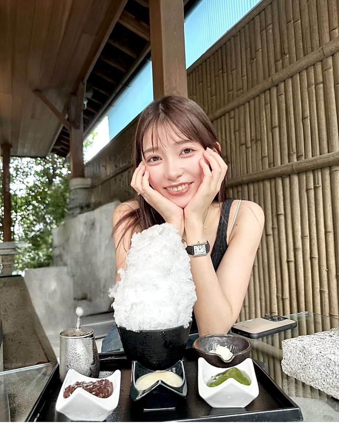 長谷川万射さんのインスタグラム写真 - (長谷川万射Instagram)「ナツノオワリのかき氷🍧  夏の終わりかけにハマり始めたんです…アイスとかかき氷食べるなら ケーキとか食べたい派だったんだけど…なんかケーキみたいなかき氷が増えたから好きになった説…🐖  私は極みスペシャルっていう あんが3種類乗ってるのに 白玉をトッピングしました。 お餅とあんこ最強🫘🍡笑  珍しく1時間くらい並んだけど それも夏の思い出だ〜。  余談ですが、氷おばけってとこのチョコミント氷がずっと食べたくて気になってます。🍫笑  #阿左美冷蔵 #かき氷#長瀞 #グルメ旅#シンママ#男の子ママ」10月9日 23時17分 - mayanyam712