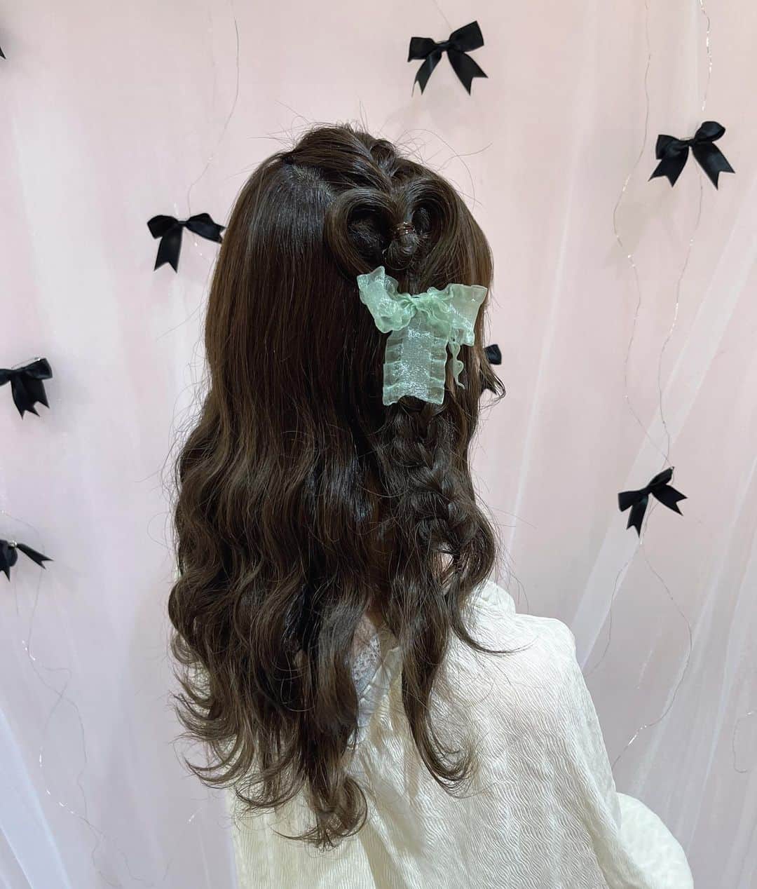 松村美月さんのインスタグラム写真 - (松村美月Instagram)「定期公演前に髪の毛かわいくしてもらった🎀  編みたらしにハート作ってもらったかわいい🥺🤍」10月9日 23時19分 - mizuki_matsumura