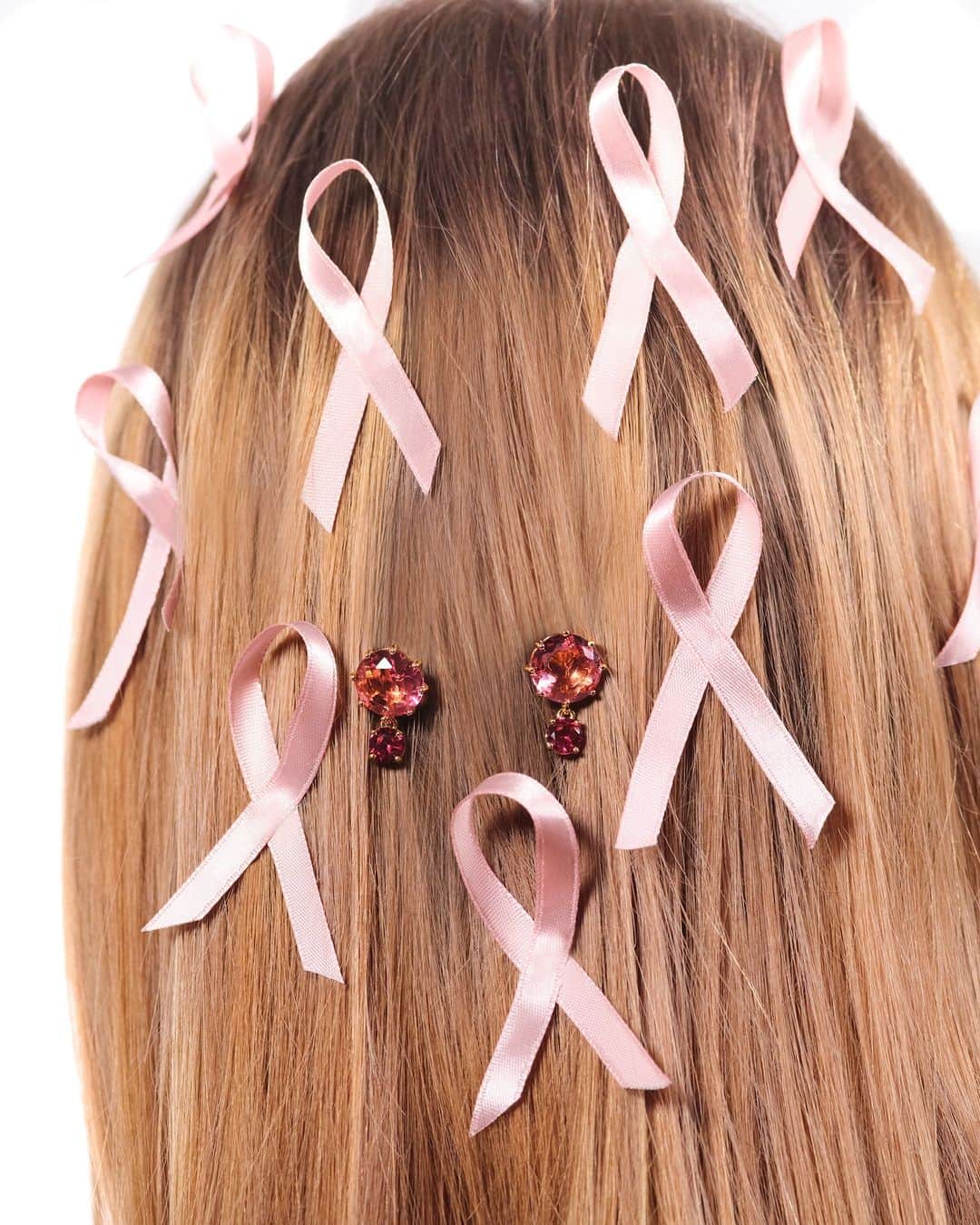 レネレイドのインスタグラム：「Ensemble pour Octobre Rose : 🎗️ Les Néréides s'engage à soutenir RoseUp dans ses missions d'information, d'accompagnement et de défense des droits des femmes touchées par tout type de cancer.  - Together for Pink October: 🎗️Les Néréides is committed to supporting RoseUp in its mission to inform, accompany and defend the rights of women affected by all types of cancer.」