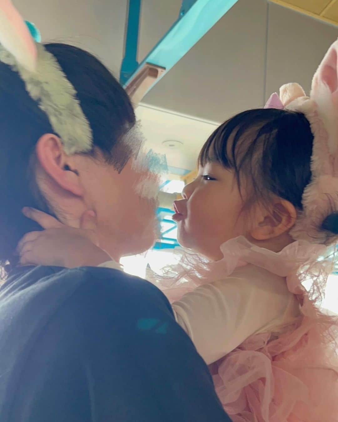 はやめいのインスタグラム：「. むすめっちの愛が強い 🫶🏻 仲良しなふたりがすごく可愛い 🥹  最近のこと 💭 春から入園を考えているのですが 彼は一緒になってすごく考えてくれて わからないことがあった時は園に 電話をしてくれたこともありました 🥲  今までは少し心細かったことも 彼にたくさん支えてもらっていて 感謝しかないです 😭  こんな素敵な方に好きになってもらえて 大切にしてもらえて娘も私も 毎日幸せです   いつもありがとう🤭  #こども #こどものいる生活#シングルマザー#シンママ#シンママライフ#こどものいる暮らし#キッズ#ママスタグラム#２歳8ヶ月#むすめふく#プチプラコーデ#mamagirl#ママファッション#ママコーデ#親子服#親子コーデ#キッズコーデ#ディズニー#ディズニーコーデ #子連れディズニー#ディズニーシー #ディズニーシーコーデ#リーナベル #ジェラトーニ#カップルディズニー」