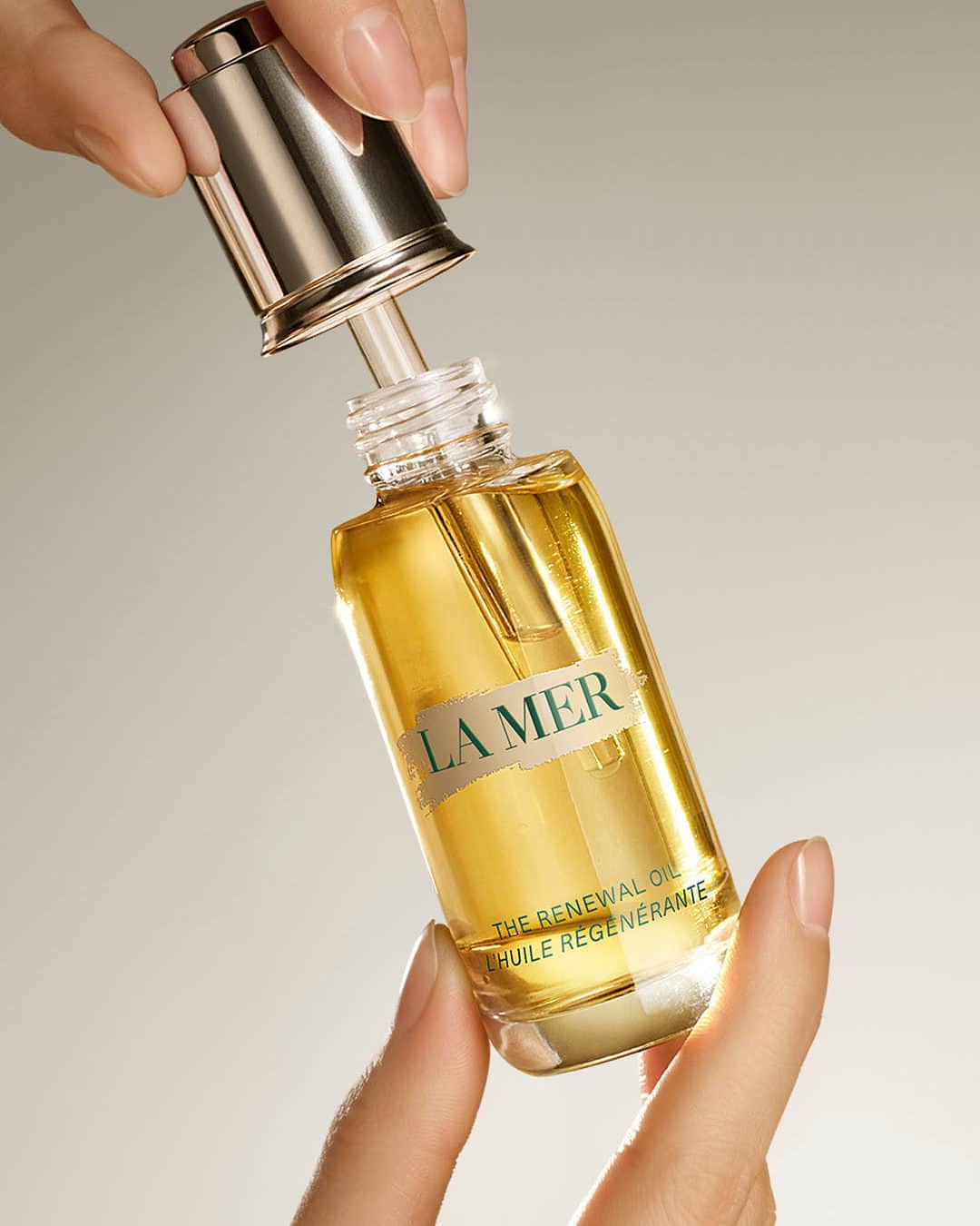 ドゥラメールのインスタグラム：「Looking to shake up your skincare? Try a few drops of the dual-phase Renewal Oil, our fast-absorbing oil infused with youth-renewing Miracle Broth™, that is as luxurious as it is lightweight.  #LaMer #LaMerSkincare #MiracleBroth #LaMerRenewalOil」