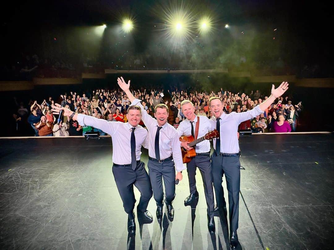 ダミアン・マクギンティーのインスタグラム：「Waukegan, IL. You made Sunday feel like a Friday. So great to see you guys, see you next time!」