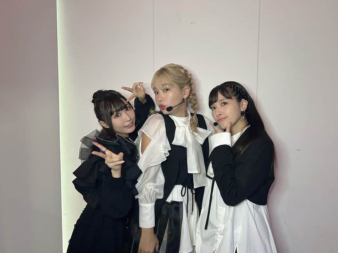 高槻かなこのインスタグラム：「#じもあいまつり_day1  💜💛🧡  ライブパート、きっと繊細な3人だから、歌うたびに踊るたびに調和していくのが嬉しくて心温まった！❤️‍🔥  沼津でまた新しい想い出が生まれたね🗻  #Aqours #lovelive」