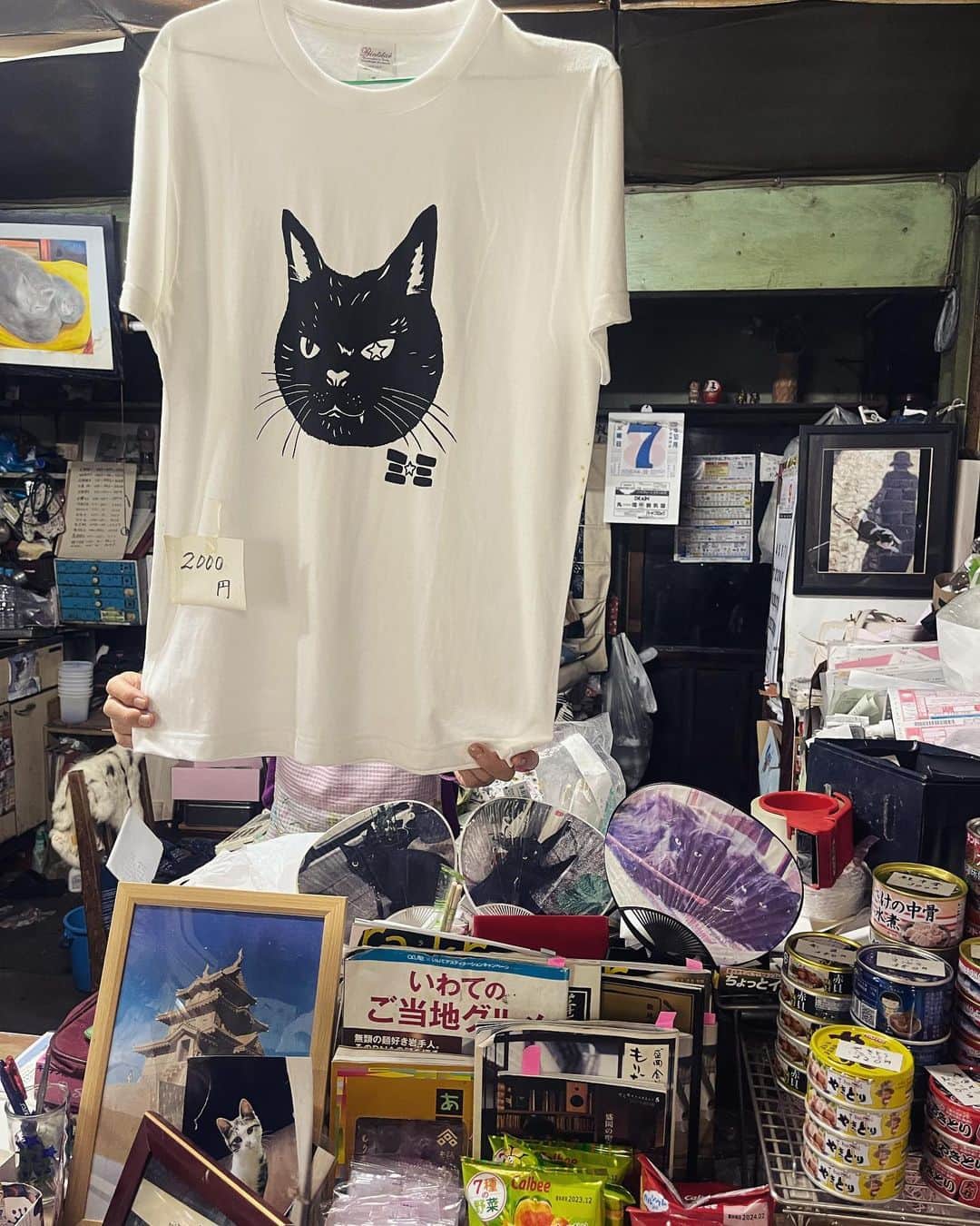 journaleatripさんのインスタグラム写真 - (journaleatripInstagram)「morioka  鉄は熱いうちに打て 　 錆さしてしまった南部鉄器の鉄瓶を片手に 再び岩手へ。 1日しか時間はなかったけれども 移動1人時間が私は何故か頭が整う🧹 事もあり素敵なお誘いに向かう  よき出逢いはご縁をうんで繋がり線となる。 有難う！  #ご当地洗礼は居酒屋 #吃驚角打ちは保護猫と」10月9日 23時33分 - eatripjournal