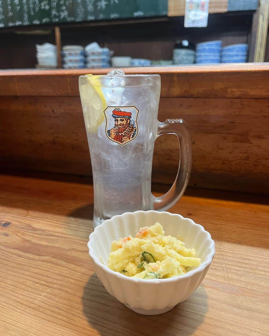 journaleatripさんのインスタグラム写真 - (journaleatripInstagram)「morioka  鉄は熱いうちに打て 　 錆さしてしまった南部鉄器の鉄瓶を片手に 再び岩手へ。 1日しか時間はなかったけれども 移動1人時間が私は何故か頭が整う🧹 事もあり素敵なお誘いに向かう  よき出逢いはご縁をうんで繋がり線となる。 有難う！  #ご当地洗礼は居酒屋 #吃驚角打ちは保護猫と」10月9日 23時33分 - eatripjournal