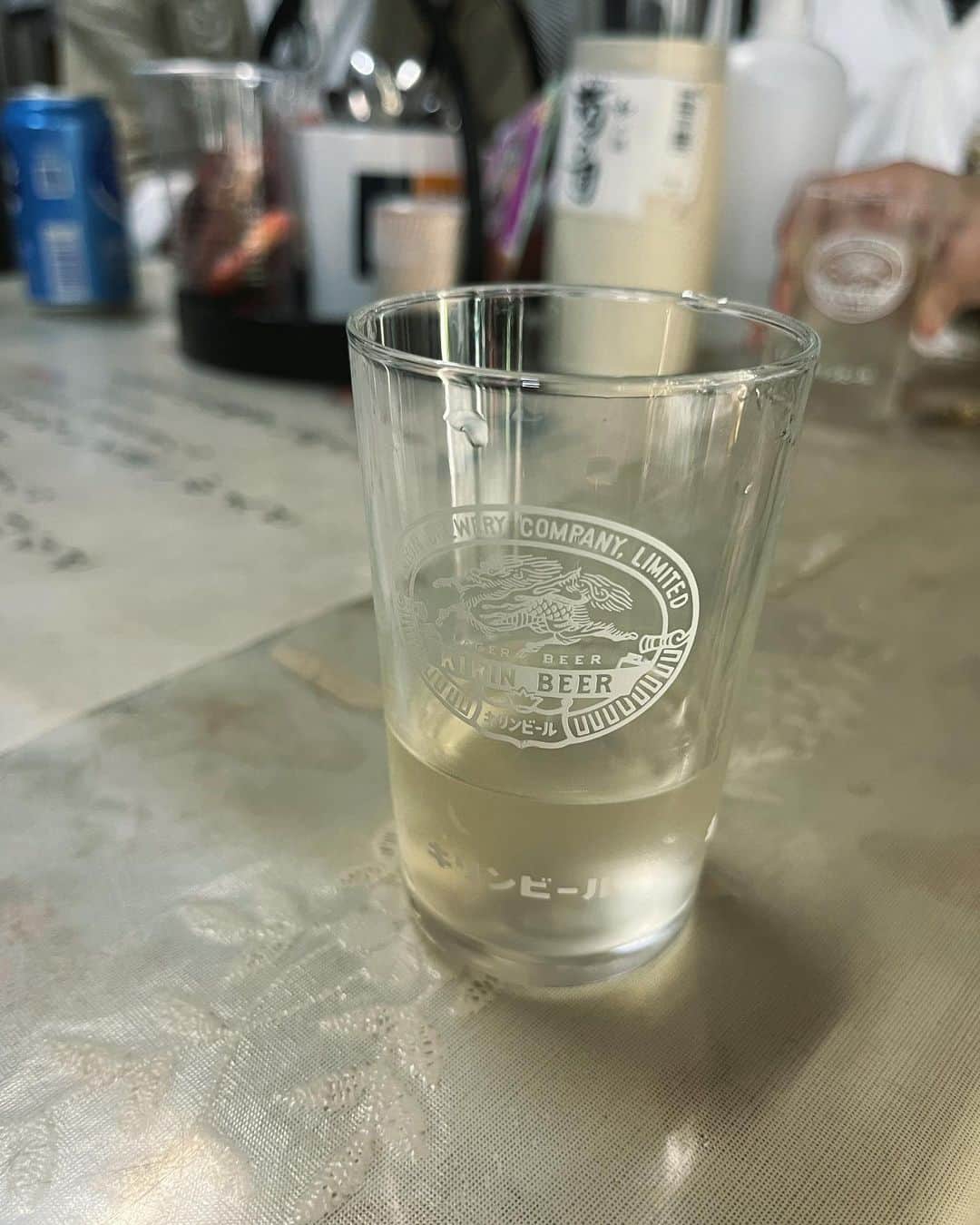 journaleatripさんのインスタグラム写真 - (journaleatripInstagram)「morioka  鉄は熱いうちに打て 　 錆さしてしまった南部鉄器の鉄瓶を片手に 再び岩手へ。 1日しか時間はなかったけれども 移動1人時間が私は何故か頭が整う🧹 事もあり素敵なお誘いに向かう  よき出逢いはご縁をうんで繋がり線となる。 有難う！  #ご当地洗礼は居酒屋 #吃驚角打ちは保護猫と」10月9日 23時33分 - eatripjournal