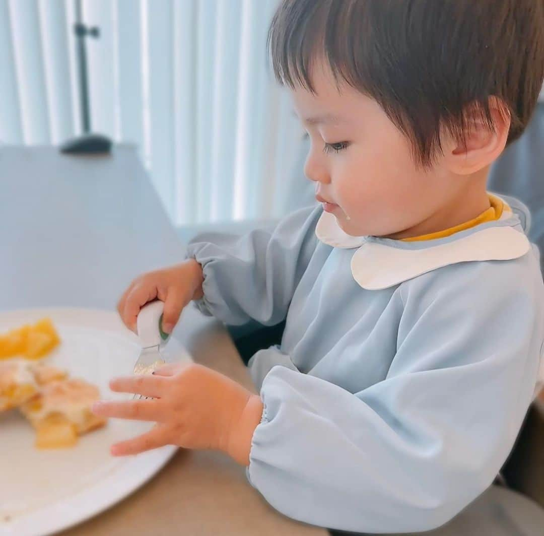 伊藤京子さんのインスタグラム写真 - (伊藤京子Instagram)「息子が2歳になりました🌼 感慨深く泣けてくるのかな？と思っていましたが、息子にいつものように、生まれてきてくれてありがとう。大好きだよ。おやすみ。と言って寝室のドアを閉めた時に思ったのは、 あー今日も可愛かった！ でした😂 毎日思うことはやっぱり今日も思うことでした😂❤️  益々自分の意思も出てきて、こちらが時間に追われているタイミングだとどうしたものかな。どう伝えると納得しやすいかな。と考えてしまうことはあるものの、、 新しいことへの挑戦意欲が強くて、社交的で、その場を楽しもうとする気持ちが強い息子を見ていると、こちらも学ぶことが多く、そして楽しいです。 こんな風に、ママー！とくっ付いて頭を撫で撫でしてくれたり、一緒にお歌を歌ってくれるのは後何年？と思うと寂しくなりますが、 今しかない時間をまた一年しっかり噛み締めていきたいです。🥰  まだ生クリームデビューはしていないので、 お誕生日はバナナ入りの米粉パンケーキと、フルーツを盛り付けました🎂 パンケーキは息子の好きな車と飛行機の型抜きをして✈️ 一緒に材料をボウルに入れて混ぜ混ぜするの、楽しかったなぁ。💕 . #最後のポーズはうさぎさんだそう🐰 #自分の目から見た映像の保存と再生機能が欲しいです #カメラじゃ追いつきません #すくすく大きくなあれ」10月9日 23時36分 - kyoko_ito1128