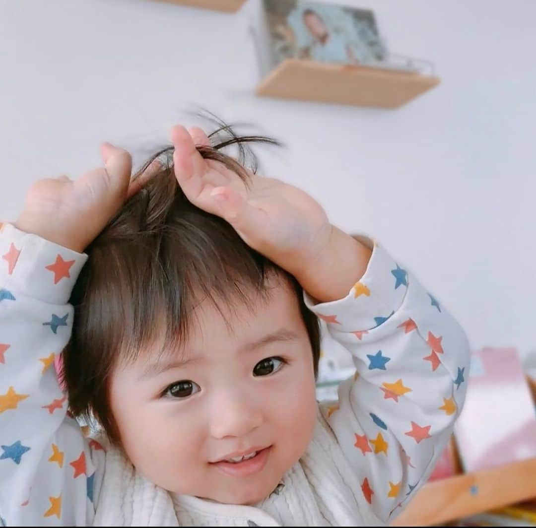 伊藤京子さんのインスタグラム写真 - (伊藤京子Instagram)「息子が2歳になりました🌼 感慨深く泣けてくるのかな？と思っていましたが、息子にいつものように、生まれてきてくれてありがとう。大好きだよ。おやすみ。と言って寝室のドアを閉めた時に思ったのは、 あー今日も可愛かった！ でした😂 毎日思うことはやっぱり今日も思うことでした😂❤️  益々自分の意思も出てきて、こちらが時間に追われているタイミングだとどうしたものかな。どう伝えると納得しやすいかな。と考えてしまうことはあるものの、、 新しいことへの挑戦意欲が強くて、社交的で、その場を楽しもうとする気持ちが強い息子を見ていると、こちらも学ぶことが多く、そして楽しいです。 こんな風に、ママー！とくっ付いて頭を撫で撫でしてくれたり、一緒にお歌を歌ってくれるのは後何年？と思うと寂しくなりますが、 今しかない時間をまた一年しっかり噛み締めていきたいです。🥰  まだ生クリームデビューはしていないので、 お誕生日はバナナ入りの米粉パンケーキと、フルーツを盛り付けました🎂 パンケーキは息子の好きな車と飛行機の型抜きをして✈️ 一緒に材料をボウルに入れて混ぜ混ぜするの、楽しかったなぁ。💕 . #最後のポーズはうさぎさんだそう🐰 #自分の目から見た映像の保存と再生機能が欲しいです #カメラじゃ追いつきません #すくすく大きくなあれ」10月9日 23時36分 - kyoko_ito1128