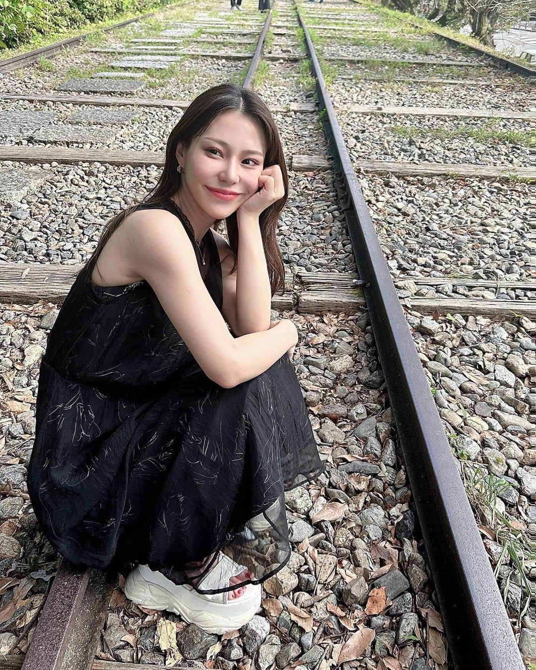 木佐友菜のインスタグラム：「急に寒くなりすぎて夏抜けてない。 夏の思い出消化しきれてない🌞 あと衣替えも出来てない。笑 次のお休みにやる！！ ･ ･ 作品🌸 VR 木佐とも菜「Apartment Days!」2作品発売中  出演🌸 エロキン 第29話「ボッキハウス」U-NEXTにて配信中  ラジオ🌸 池袋FM 毎月第3土曜日 13:00~14:00「Saturday！ぐらどる三人衆〜バトンタッチ☆〜」   イチナナライブ 木佐とも菜  セクシー感強めのオフショはモデルズリンク(https://models.link/require_registration)にアップします💓 ぜひ登録して「木佐とも菜」入会よろしくお願い致します♡ ･  ･ #インスタグラビア  #キレイめコーデ #ファッション  #ootd  #gravure #タビジョ #ポートレート  #kyoto #instadaily #グラビアアイドル #撮影 #性感  #セクシー #自拍 #コーデ  #大人女子 #sexy #selfie  #trip #撮影モデル #sexyhot #ビジョビ  #韓国ファッション #japanesegirl  #dayoff #snidel #pinupgirl #cosplay  #패션  #ダイエット」