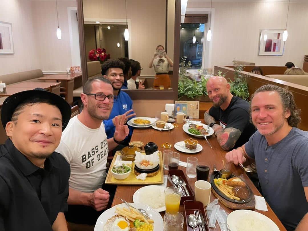 KUSHIDAのインスタグラム：「WELCOME to NEWJAPAN  @impactwrestling  @njpw1972  @walking_weapon  @alexshelley313  @jet2flyy」