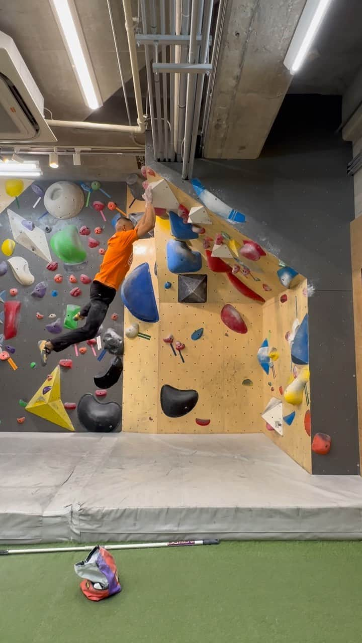 平山ユージのインスタグラム：「Rainy day in Shinjyuku 雨の降る新宿で、 @urban_basecamp_shinjuku   Wall: King Cobra Holds: @squadraholds  Grade :V5/1Q Set: ??  #urbanbasecampshinjyuku #ベースキャンプ新宿 #新宿ボルダリングジム #西新宿 #昼活 #昼活トレーニング #neverstopexploring #tnfathletes #tnfjp #ザノースフェイス」