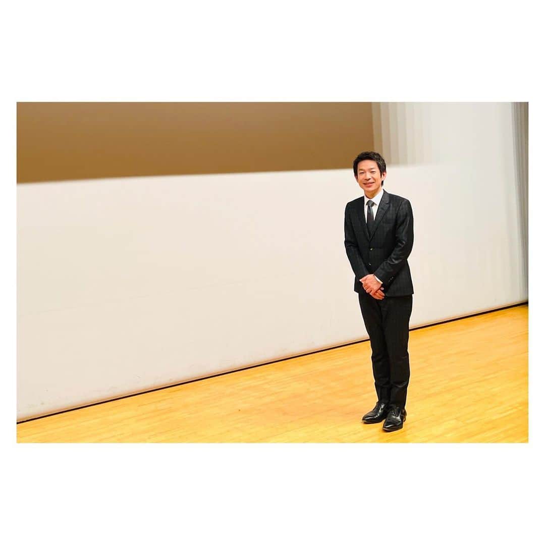 清水健さんのインスタグラム写真 - (清水健Instagram)「. 清水健講演会 ／2023年10月7日 #公益財団法人静岡県労働者福祉基金協会   ライフサポートセンターしずおか 講演会 講演会 講師を務めさせていただきました。  2020年、静岡県での初めての講演会を、 浜松市で企画してくださり、今回は静岡市で。  楽しいことも、辛いことも「みんな」で、 誰も取り残されることのない優しい社会へ、  ライフサポートセンターしずおか 公益財団法人静岡県労働者福祉基金  ひとつの出会いが「つながる」嬉しさ。  #伝える #言葉の力 #大丈夫 #感謝  #みんなと一緒に #ひとりじゃない   僕のことを知らない方がほとんど。 舞台上で不安がないわけではない。  でも、今を生きるということ、 悲しみと向きあうということ、  大切な人を思う、これからをみること、  どこであっても当たり前に変わらない、 人の強さや弱さ、心のその時々の表情。  だからこそ言葉に向きあい全心で伝えたい。  舞台上から見えた皆様の表情から、 多くの方がやっぱり今を踏ん張り、  我慢していることも伝わってくる。 少しでも心開ける時間であったら嬉しい。  帰阪する新幹線の中から見えた秋空、 これでいいのかな？と迷いながらも、  この日の「静岡県」での出会いを、 また次につなげていきたいと心から。  ご参加くださいました皆様、  ライフサポートセンターしずおかの皆様、 公益財団法人静岡県労働者福祉基金の皆様、  全ての皆様に感謝申し上げます。 ありがとうございました。  ■ 清水健／司会・出演・講演会 等 → プロフィールのURLから ご依頼は清水健オフィシャルサイト  #清水健 #アナウンサー #112日間のママ  #司会 #出演 #講演会 #多くのご依頼に感謝   -----＊-----＊-----＊-----＊-----＊-----  #静岡県 #講演会講師 #何を伝えられるのか  #どこであっても同じ #喜び悩み悲しみ #心   #シングルファザー #シミケン #堺市出身   -----＊-----＊-----＊-----＊-----＊-----  清水健 20年来の「親友との贈り物」サイト ■ 詳細はこちら → @hidagyu.japan   大切な人への贈り物には「飛騨牛ギフト」 #ギフトにおすすめ #贈り物に最適 #飛騨牛   #清水健 #プロデュース #企業PR #イベント企画」10月9日 23時38分 - shimizuken.official