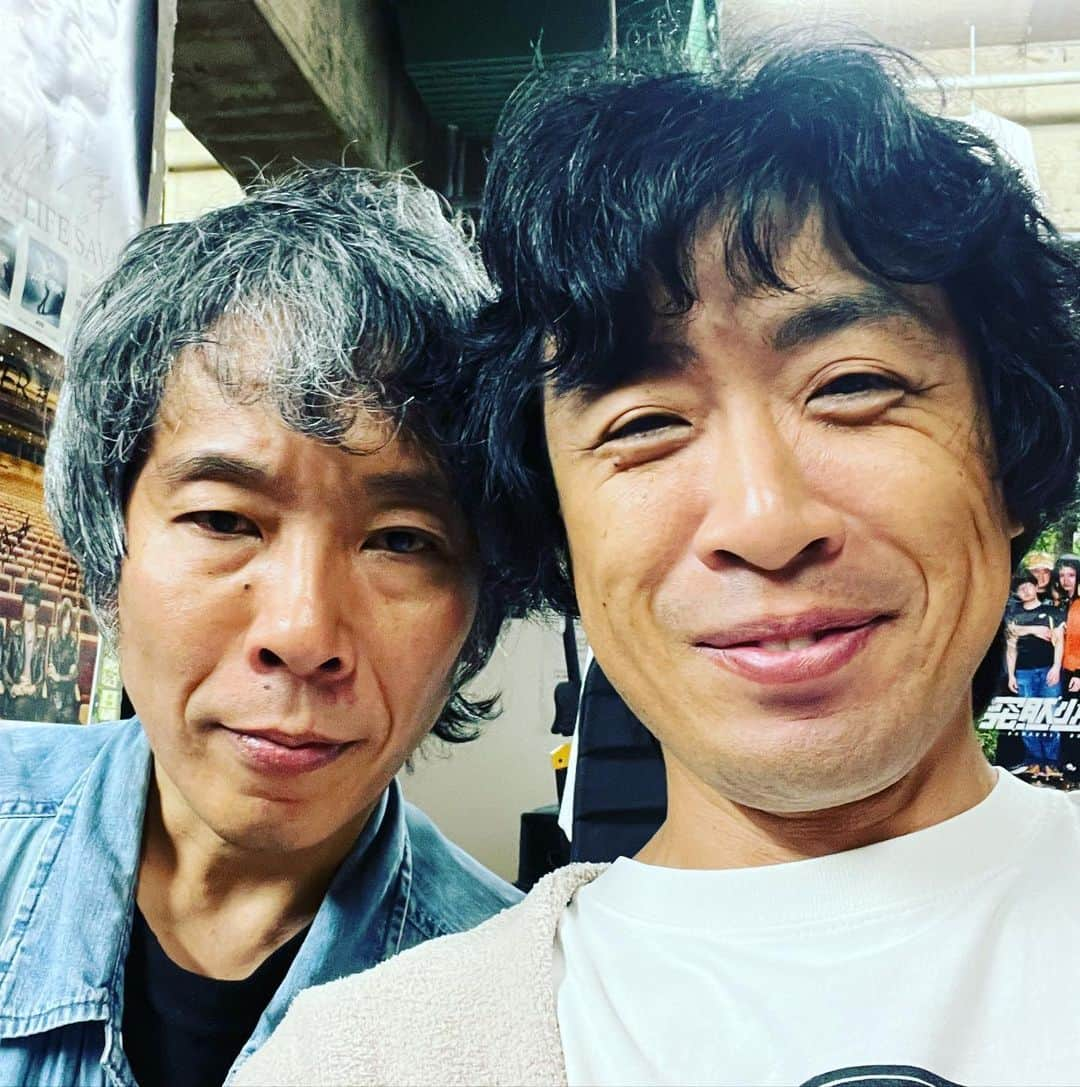 マツキタイジロウさんのインスタグラム写真 - (マツキタイジロウInstagram)「カシオメンと。 本日ひっさしぶりにZAZEN BOYSと2マン。 相棒のクリーム色のストラトで時空を切り裂くようなフレージングを決めて行く姿に、斬鉄剣であらゆるモノを切る五右衛門の姿を重ねたりして、いつもグッと来ます。 気持ちよかった！ また一緒にやりましょう！ #カシオメン #吉兼聡」10月9日 23時39分 - taijiroumatsuki