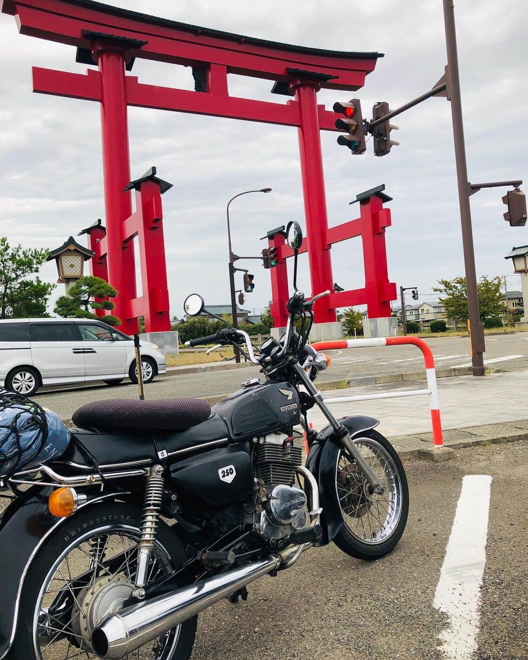 DRI-Vのインスタグラム：「早朝出発の約7時間かけて 新潟までのロングツーリング🏍️💨 そして初めてのグランピング  一気に肌寒くなり秋の空気を感じながら食べる ゴハンはBBQの概念を越える ワンランク👆のお店味  バイクで走る💨 新潟の🌾のロケーションも👍  お世話になりました皆様 極上の時間をありがとうございました  #ツーリング　#グランピング　#しまなみ整骨院」