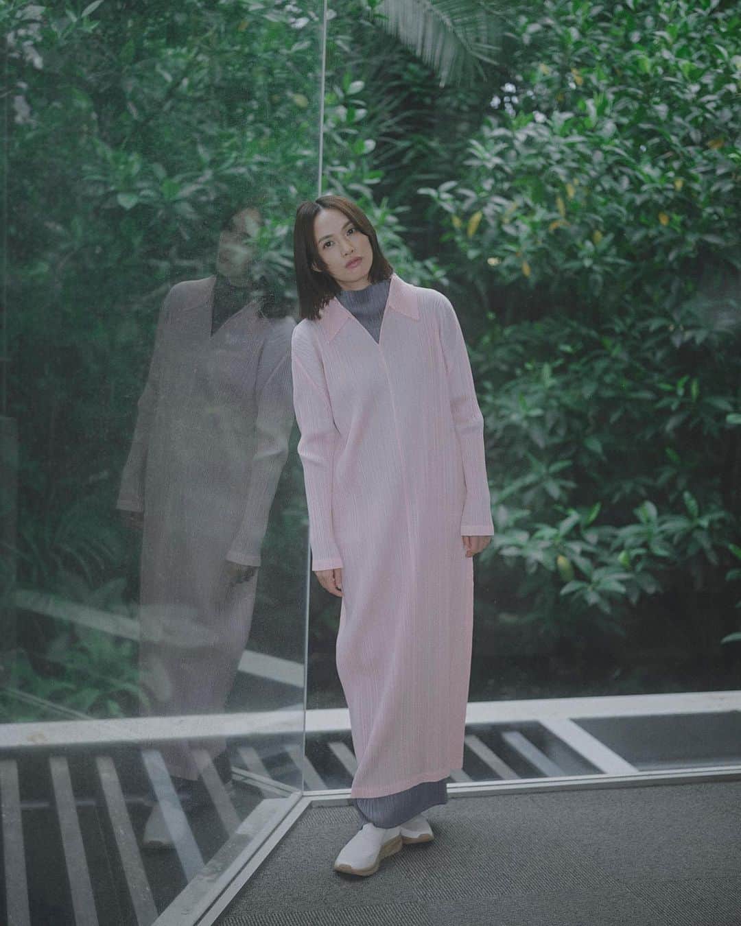 臼田あさ美のインスタグラム：「The Fashion Post @tfpjp  にて @pleatspleaseisseymiyake のストーリーが 公開されました☑️ vol.1.2あります🌵🌴🌿🌱」