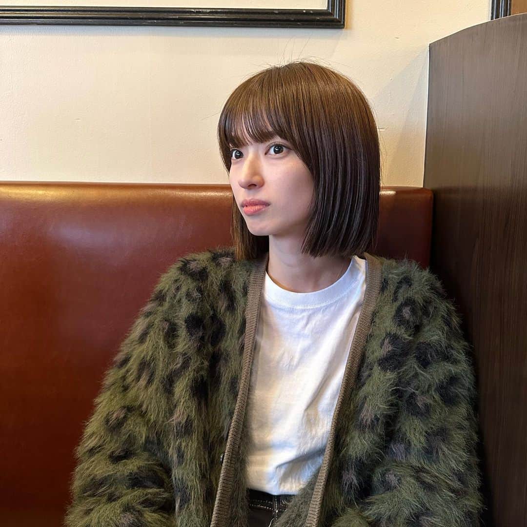 駒形咲希のインスタグラム：「❤︎ 夏が終わる寂しさと冬への楽しみが 入り混じって心が躍る季節ですね 今年も残りわずかだなぁ 寒くてさっそくカーディガン着ました✌️」